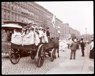 Zicht op jonge vrouwen in een wagen tijdens de parade van straatvegers op 34th Street nabij 4th Avenue, New York, 1896